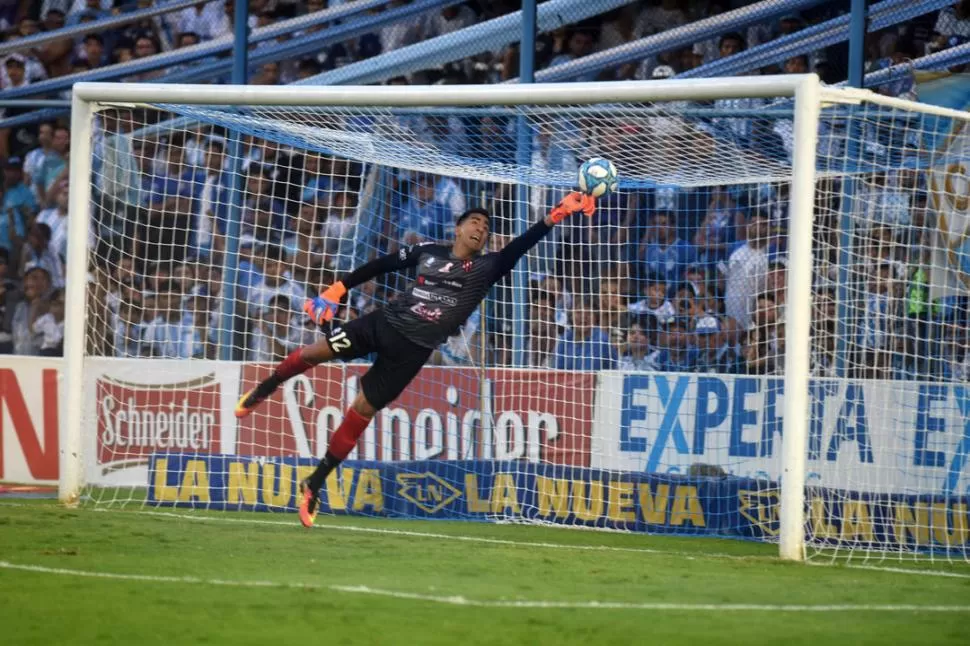 VUELO INÚTIL. Ibáñez se estira para llegar a la pelota, pero la precisión y potencia del remate de Monzón se lo impidió. la gaceta / fotos de diego aráoz