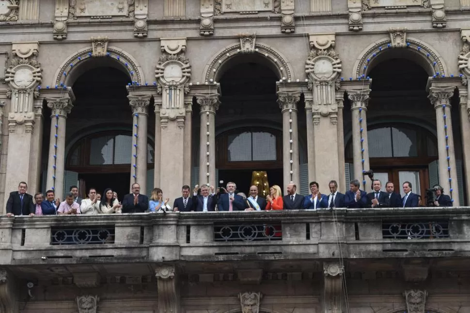 UNIDAD EN EL BALCÓN. Luego de la ceremonia en el Teatro Mercedes Sosa, Fernández le habló a la multitud en la plaza Independencia desde la Casa de Gobierno. la gaceta / Foto Juan Pablo Sánchez Noli