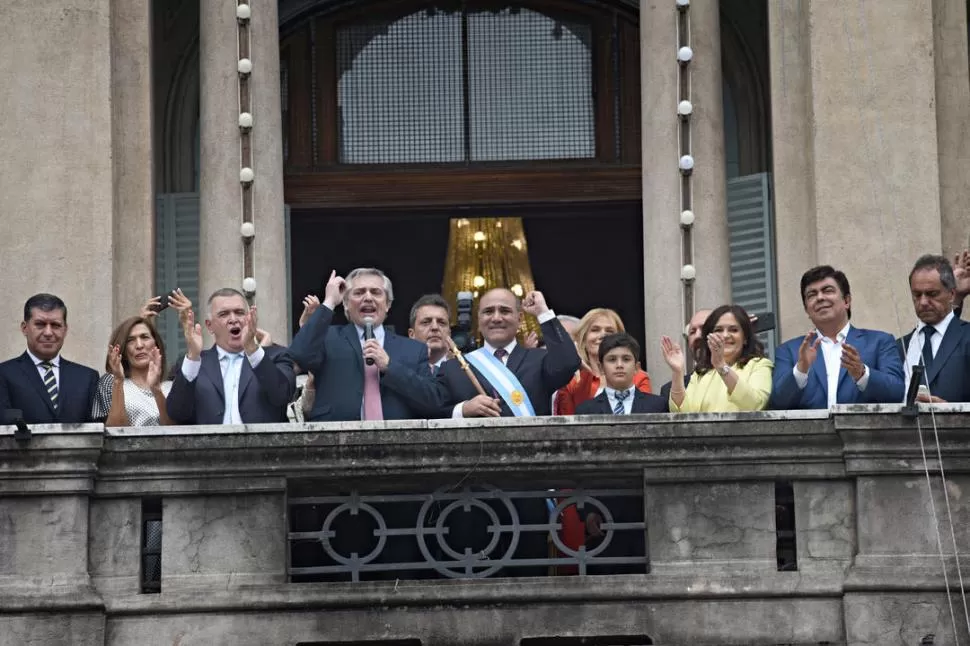 EL BALCÓN DE TODOS. Manzur ofreció el ventanal del Salón Blanco para que Alberto Fernández hablara -como presidente recientemente electo- al pueblo tucumano, en compañía de los gobernadores y de dirigentes del PJ. la gaceta / Foto Juan Pablo Sánchez Noli