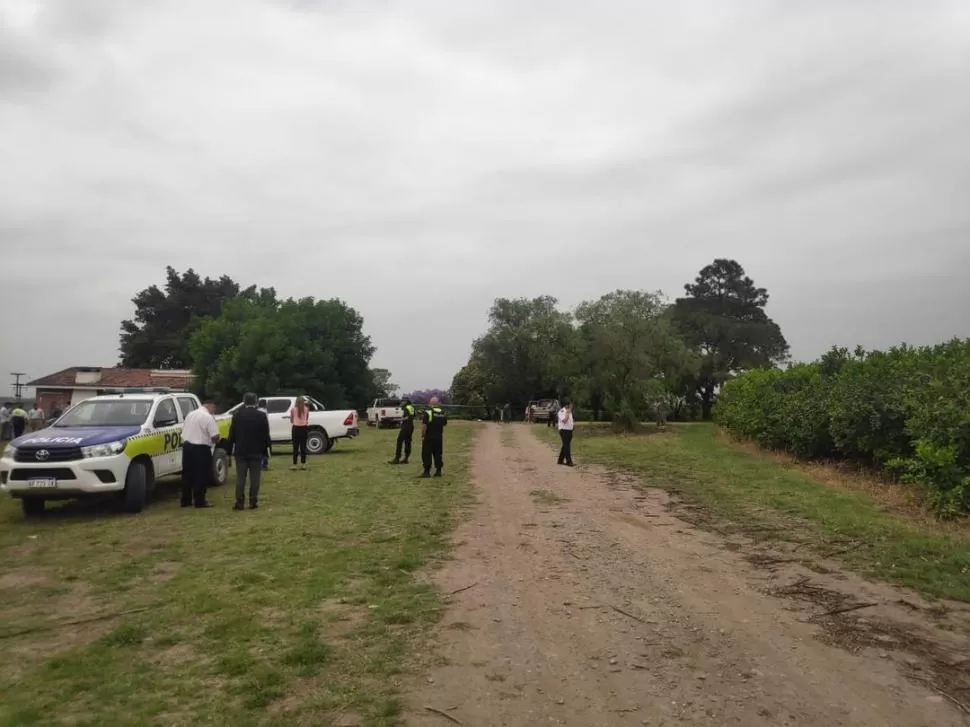 REVISANDO LA ESCENA DEL CRIMEN. Policías buscan evidencias en el lugar donde el sereno fue ultimado de dos balazos por dos jóvenes.  