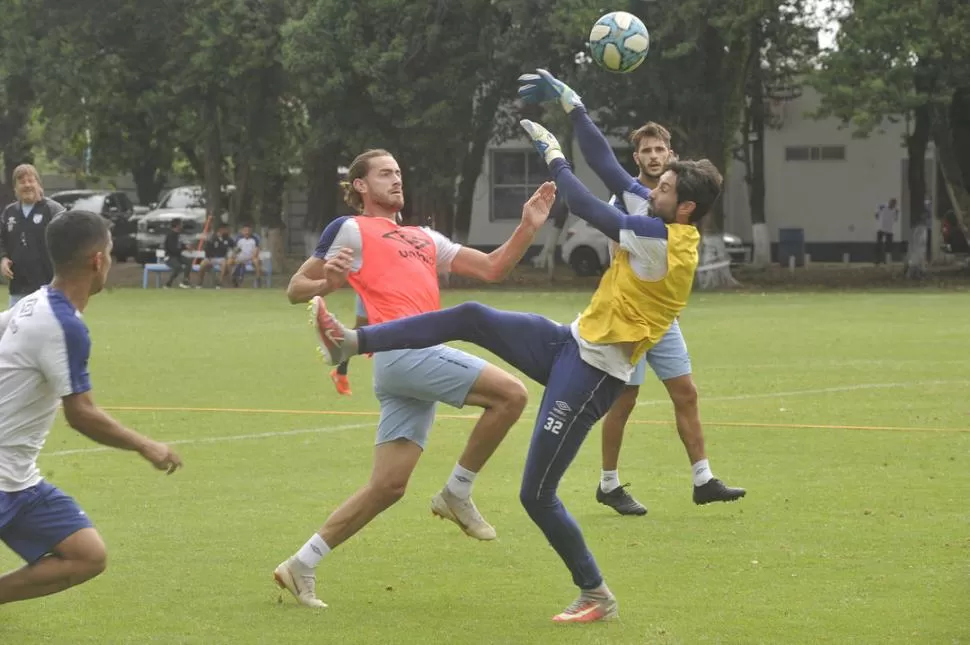 A LA ESPERA. Lucchetti ya estaría en condiciones de reaparecer, pero contra el “Sabalero”, Zielinski repetirá el “11” y el arco seguirá estando al cuidado de Sánchez. la gaceta / foto de ANTONIO FERRONI 