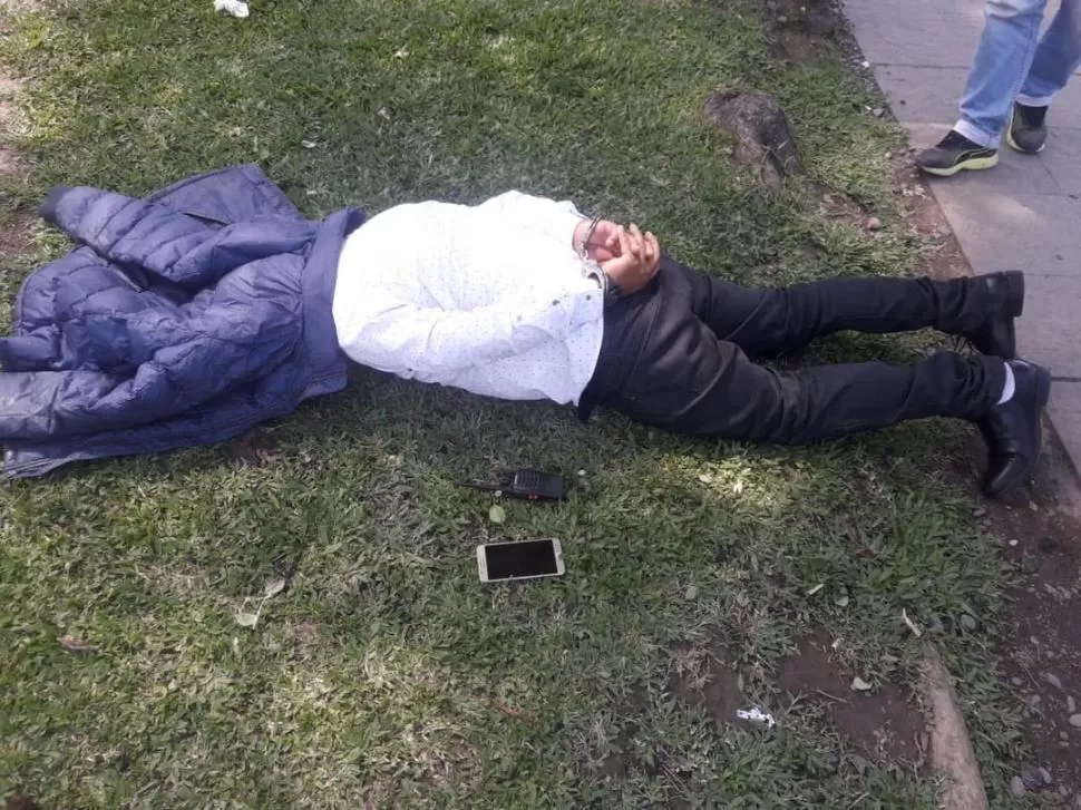 ATRAPADO. La Policía arrestó a un sospechoso y secuestró un inhibidor.  