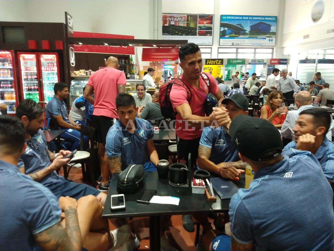 Con buena onda, el clásico tucumano se trasladó al aeropuerto Benjamín Matienzo