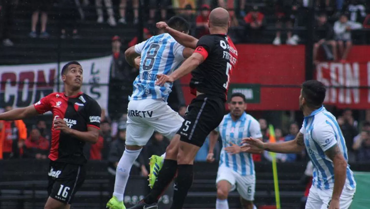 Acosta y Fritzler van popr el balón. El Decano está sumando de a tres en Santa Fe. (FOTO TOMADA DE PRENSA CLUB ATLÉTICO TUCUMÁN)