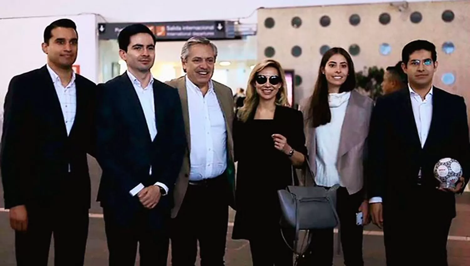 AEROPUERTO. Alberto y su pareja, FabiolaYañez, con miembros de la cancillería mexicana en ciudad de México.