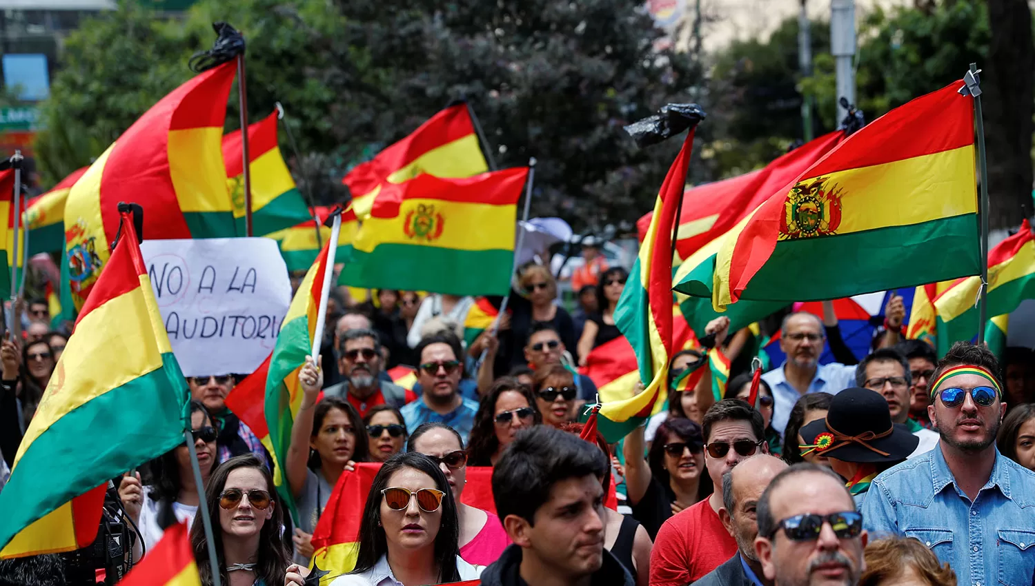 LA CALLE, EL ESCENARIO. Miles de bolivianos salieron a la calle en distintas ciudades del país para manifestarse en favor y en contra de Evo Morales, que de acuerdo a los resultados de las elecciones pudo evitar el balotaje con Carlos Mesa. 