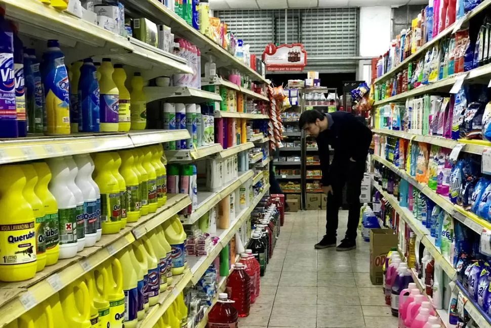 CONSUMO. El nuevo gobierno prepara medidas para activar las compras, sobre todo en los súper. Reuters