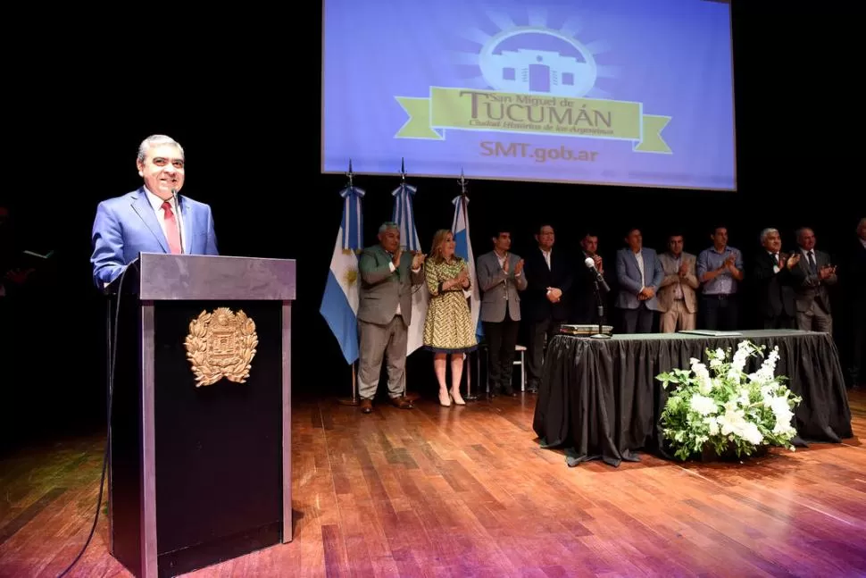 PRESENTANDO A SU EQUIPO. Alfaro tomó juramento a sus secretarios y los comprometió a trabajar por los vecinos, con vocación de servicio y austeridad. la gaceta / Foto de José Nuno