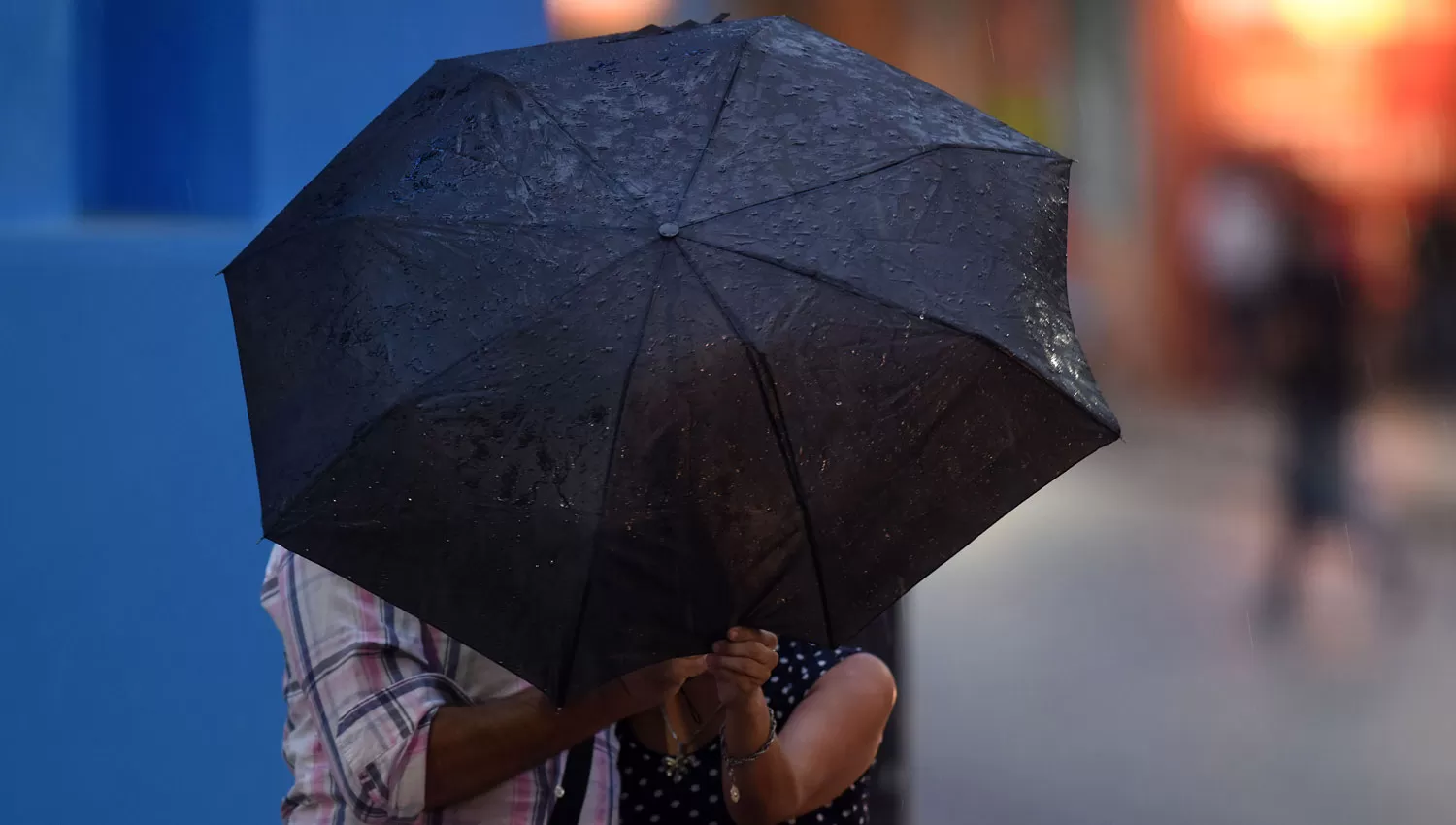 BAJO EL PARAGUAS. Los tucumanos deberán tomar recaudos para no mojarse hoy.