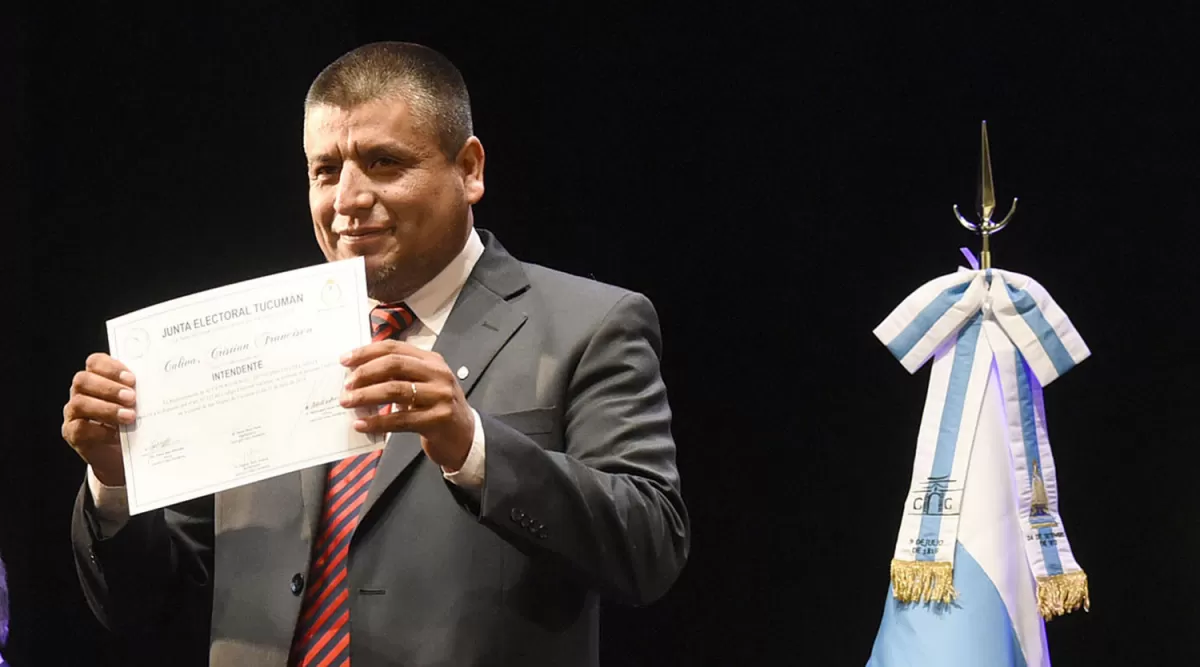 CON EL DIPLOMA DE INTENDENTE DE TAFÍ. Caliva exhibe el título que lo proclama ganador de las elecciones de junio.