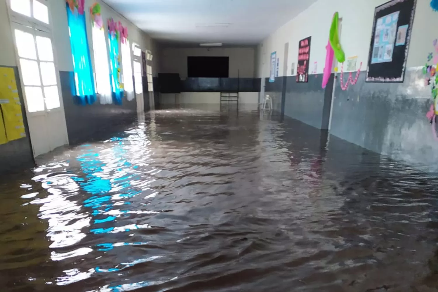 TAPADA POR EL AGUA. El agua ingresó en pocos minutos a la escuela de Arcadia.