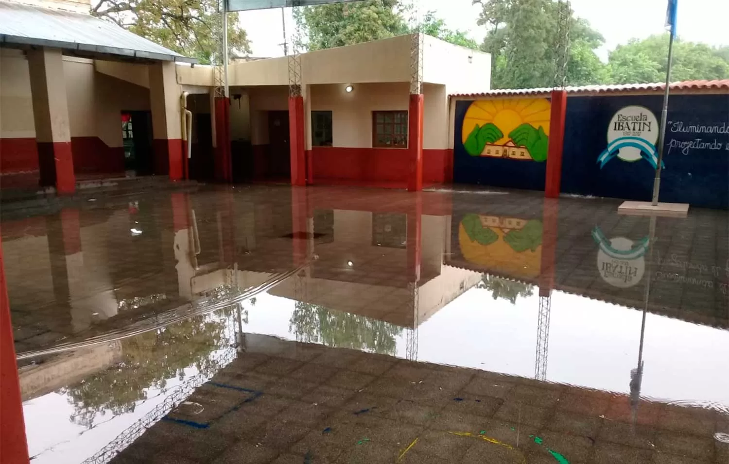 ANEGADA. Según la mamá, los salones siempre se llenan de agua luego de lluvias como la de hoy.