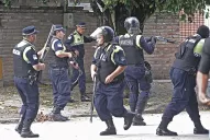 Manzur sigue llenando de sellos el pasaporte, mientras la provincia se desangra