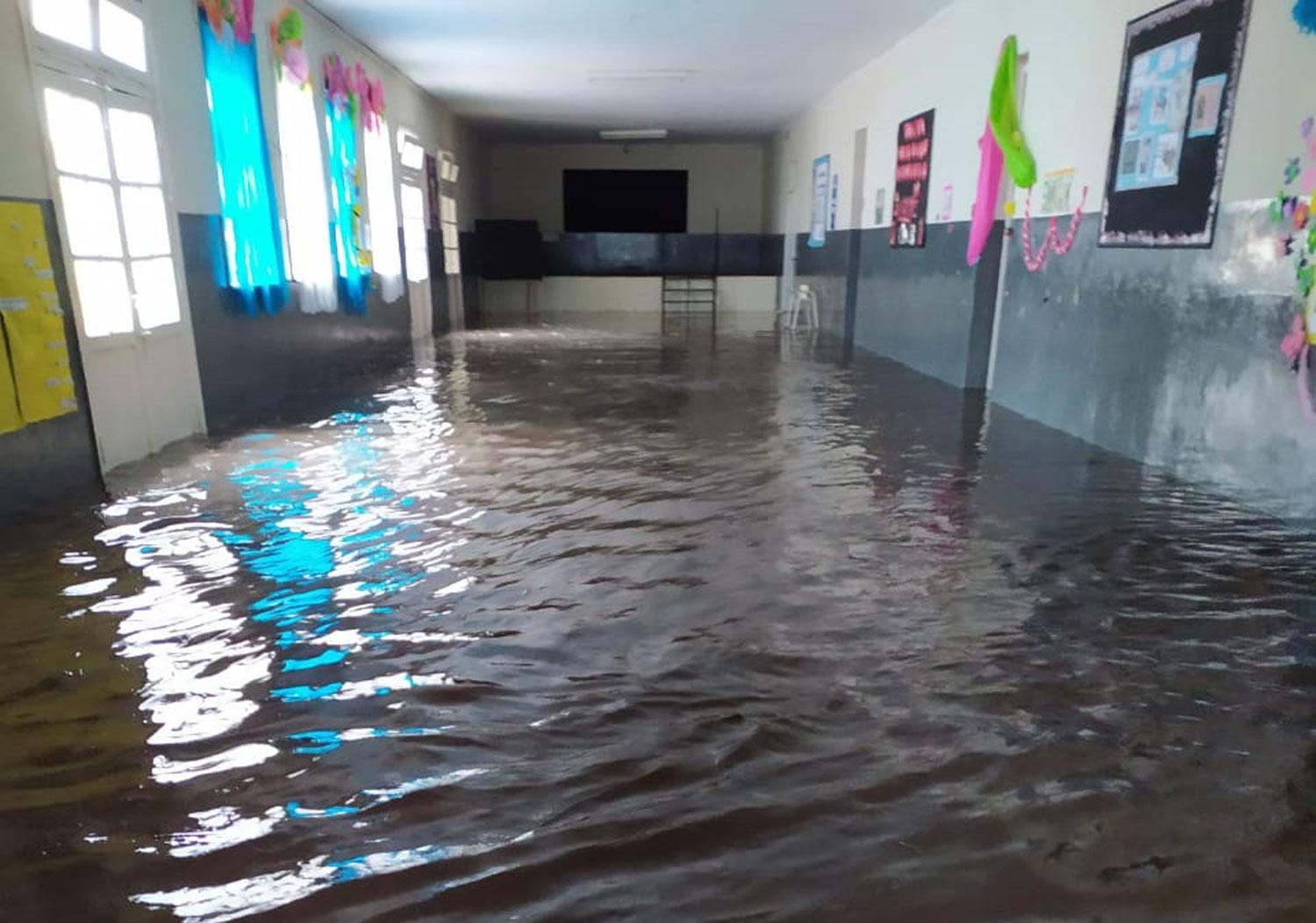 TAPADA POR EL AGUA. El agua ingresó en pocos minutos a la escuela, la semana pasada.