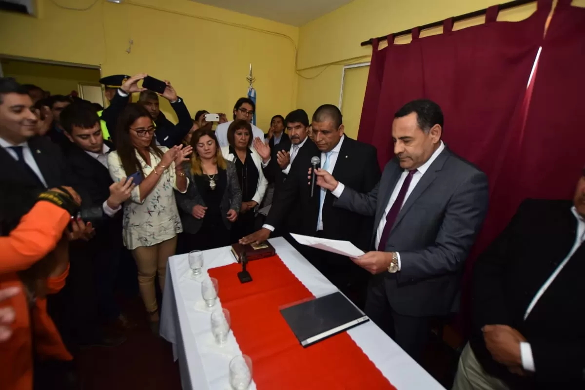 El momento en el que Amado le tomaba juramento a Caliva. LA GACETA/FOTO DE OSVALDO RIPOLL