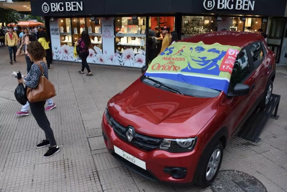 ESPERA POR UN GANADOR. El Renault Kwid que se sorteará ya se exhibe en la zona de las peatonales céntricas. la gaceta / foto de diego aráoz