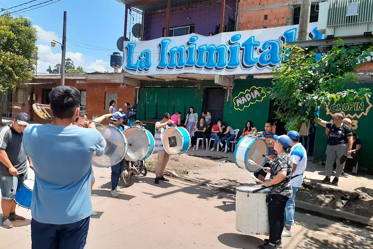 LA INIMITABLE, PRESENTE. Los barrabravas de Atlético acompañaron a la familia Acevedo.