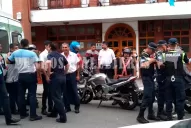 Video: inspectores municipales y un taxista protagonizaron un escándalo en El Bajo