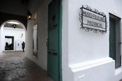 Museo Folklórico: la habitación de un obrero golondrina, su vida y su hacer, y un nuevo mural
