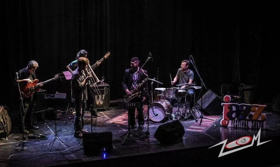 EN ACCIÓN. Leo Vera (con guitarra roja) y su banda, en la sala Caviglia. 