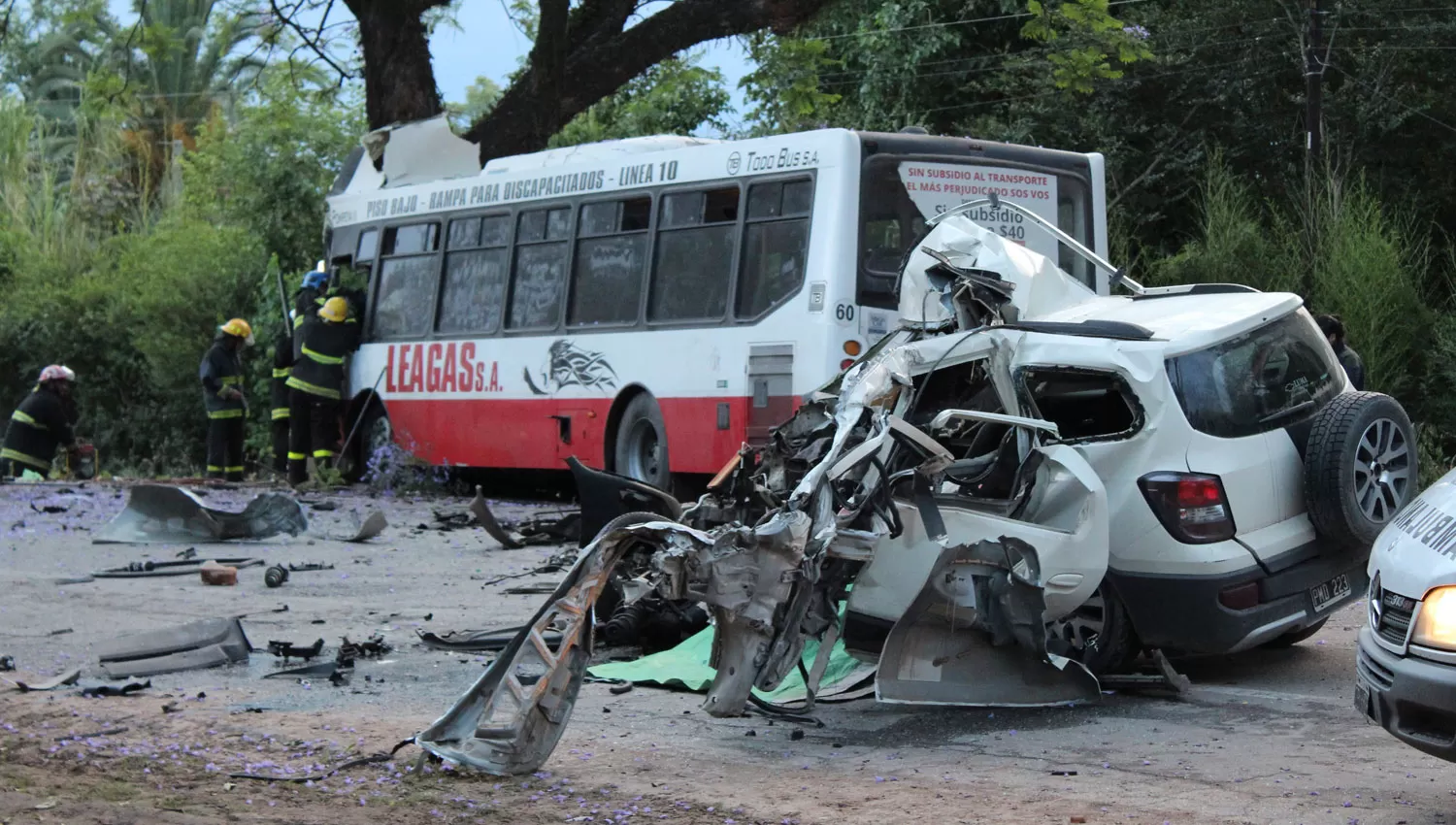 FUERTE IMPACTO. Los dos vehículos quedaron destruidos en el medio de la ruta.