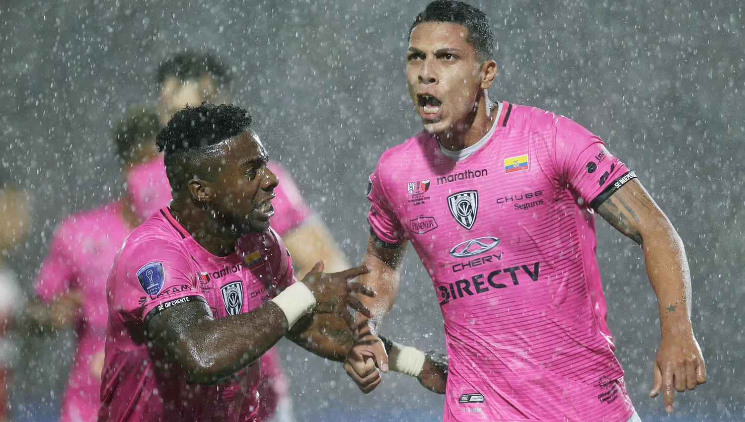 Luis León (derecha) comienza su festejo del gol ecuatoriano. (REUTERS)