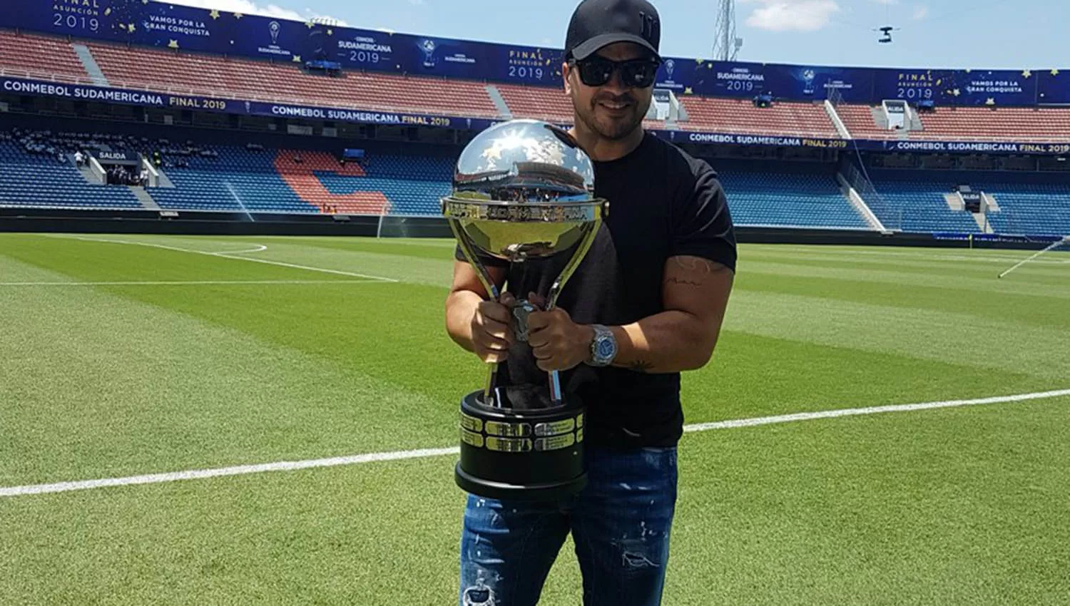 El puerorriqueño Luis Fonse se fotografió con el trofeo que recibirá el campeón. (FOTO TOMADA DE TWITTER @Asuncion2019)