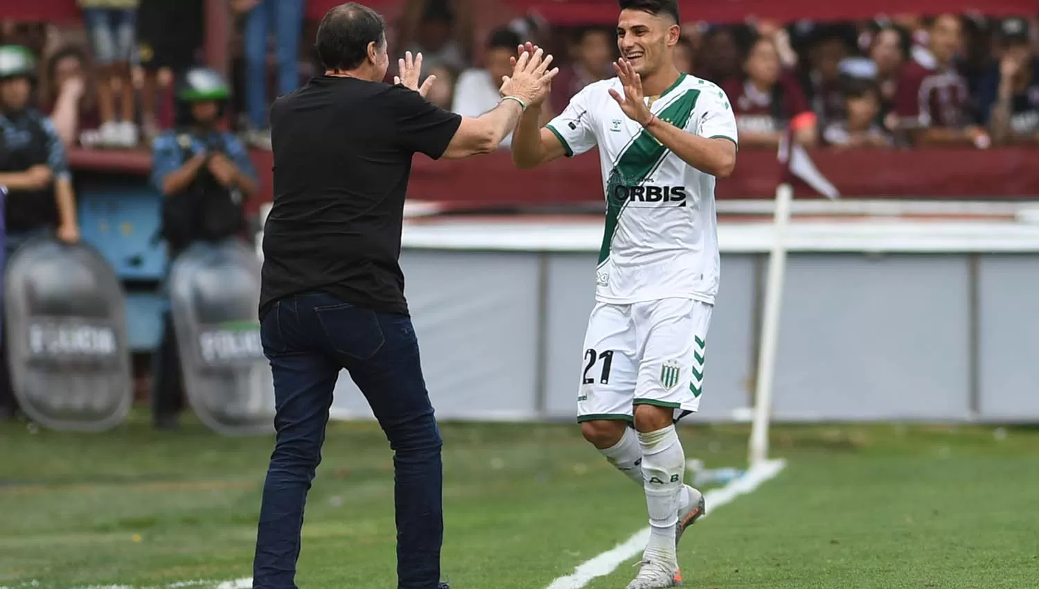 El saludo de Julio Falcioni con Carranza, autor del gol de Banfield. (TÉLAM)