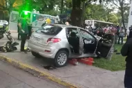 Un joven se llevó puesto un cartel de máxima velocidad que terminó incrustado en un local