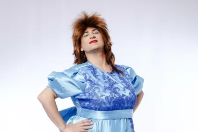 Disfrazado de su madre, Martín hace “Dueño de lo ajeno”