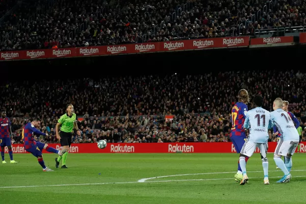 Con un triplete de Messi, Barcelona goleó al Celta de Vigo y volvió a la punta