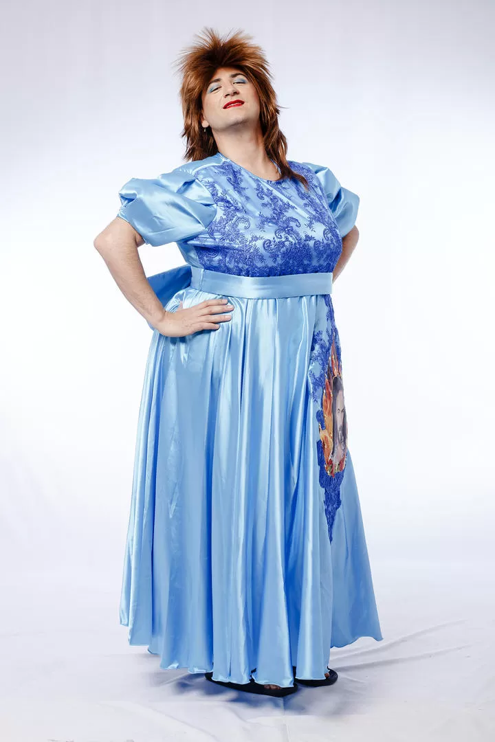 NOVEDAD. En su nuevo show, el humorista alterna distintos atuendos para su personaje, el oficial Gordillo, y también sale a escena como su mamá ataviada con un vestido de fiesta. 