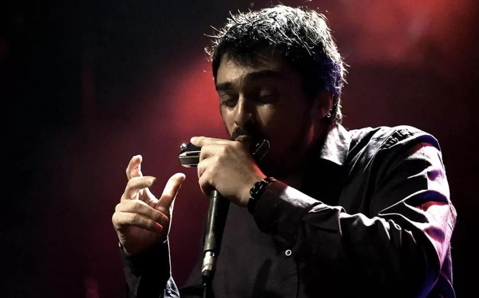 INSTRUMENTO POPULAR. Luciani muestra la argentinidad de la armónica.  