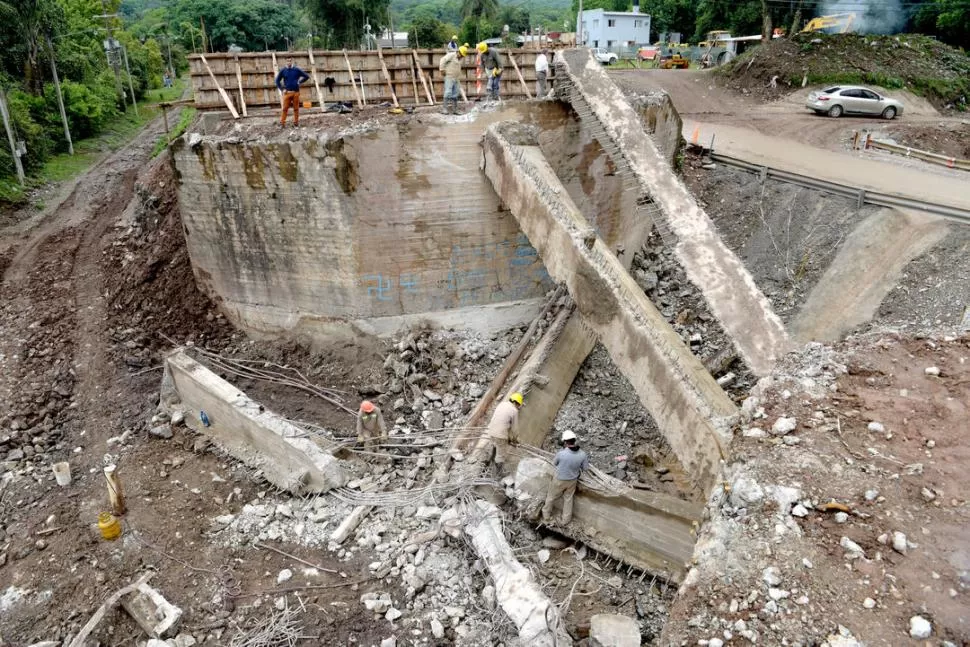 IMAGENES DE UNA DEMOLICION. Así luce hoy el lecho del río Muerto, debajo de la ruta 338.