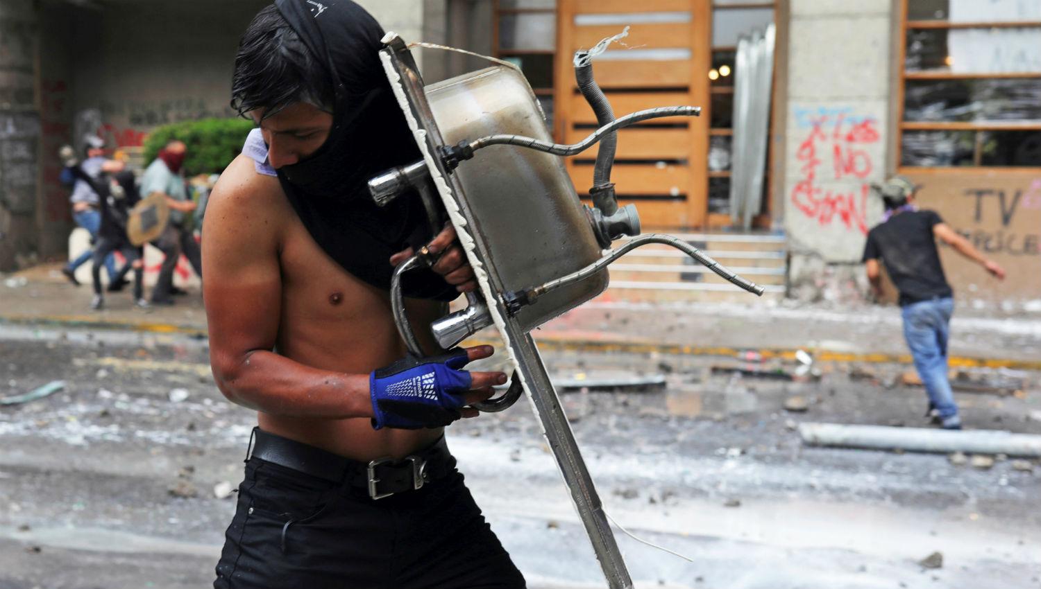 Atacan la embajada argentina en Santiago durante las protestas en Chile