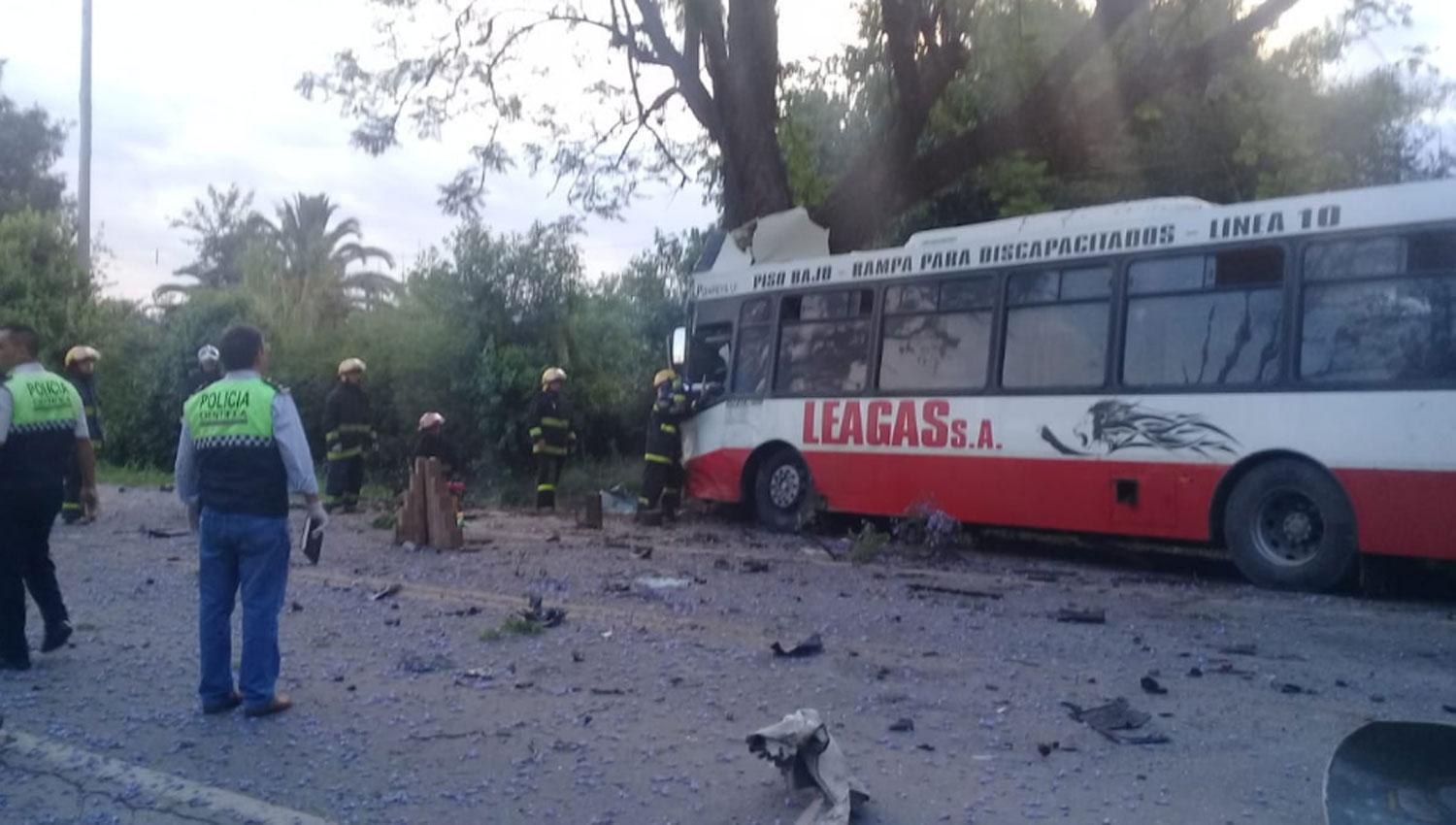 CONTRA UN ÁRBOL. El colectivo terminó su recorrido sobre la banquina de la ruta.