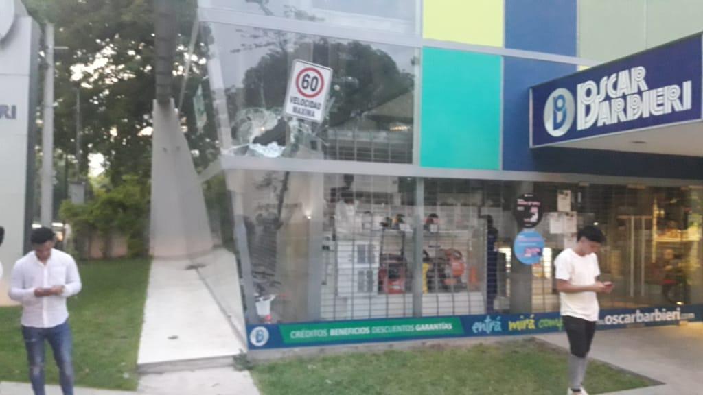 Un joven se llevó puesto un cartel de máxima velocidad que terminó incrustado en un local