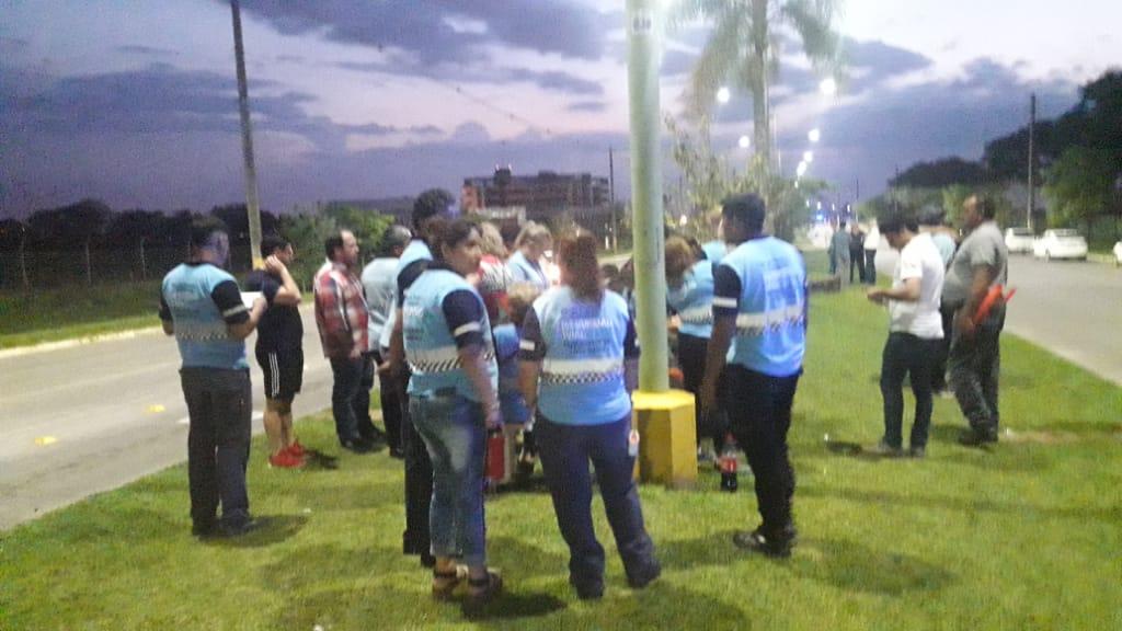 Un joven se llevó puesto un cartel de máxima velocidad que terminó incrustado en un local