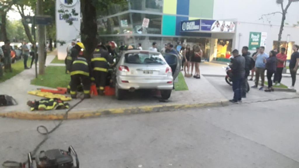 Un joven se llevó puesto un cartel de máxima velocidad que terminó incrustado en un local