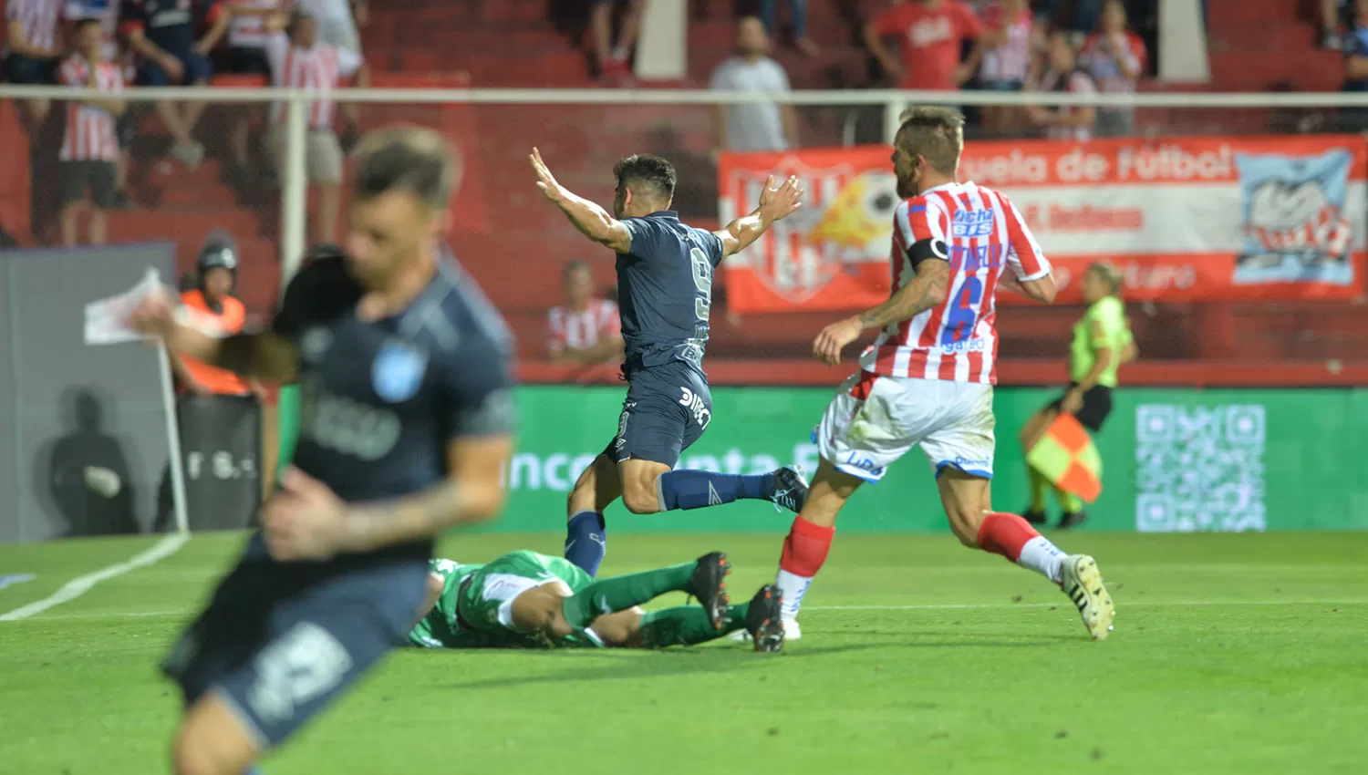 GOLEADOR. Leandro Díaz marcó ante Unión luego de una gran jugada de Augusto Lotti. FOTO DE JAVIER ESCOBAR (ESPECIAL PARA LA GACETA)