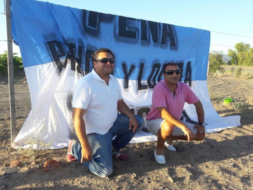 DE TRANCAS CON AMOR. Integrantes de la peña en el norte de la provincia dicen presente cada vez que juega Atlético.