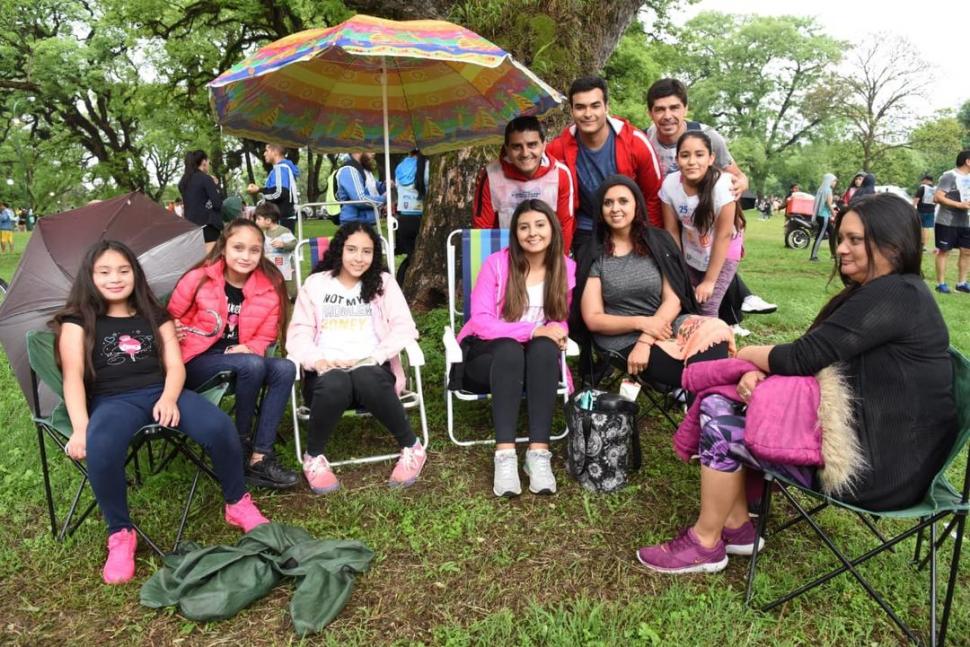  JUNTOS. Los Keppes y los Lazo, de los primeros en acomodarse en la llegada. la gaceta / foto de diego aráoz