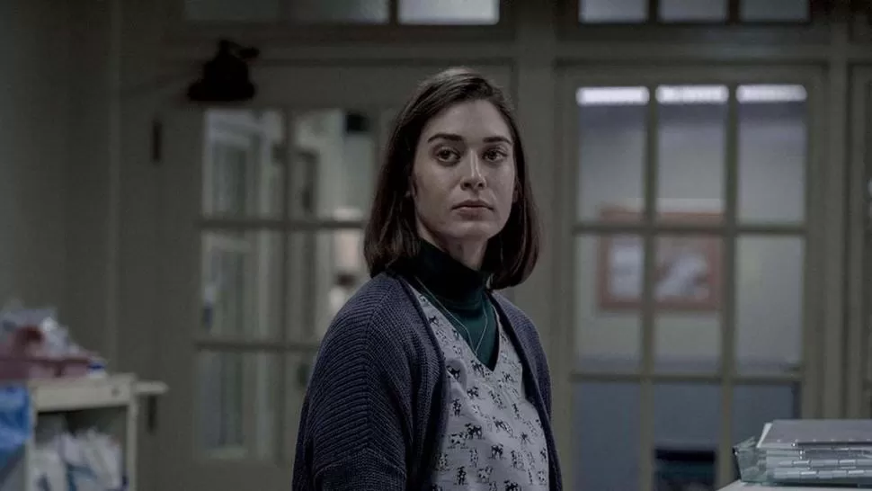CUIDADO CON ELLA. Lizzy Caplan se luce en la piel de Annie Wilkes, personaje que le dio un Oscar a Kathy Bates. 
