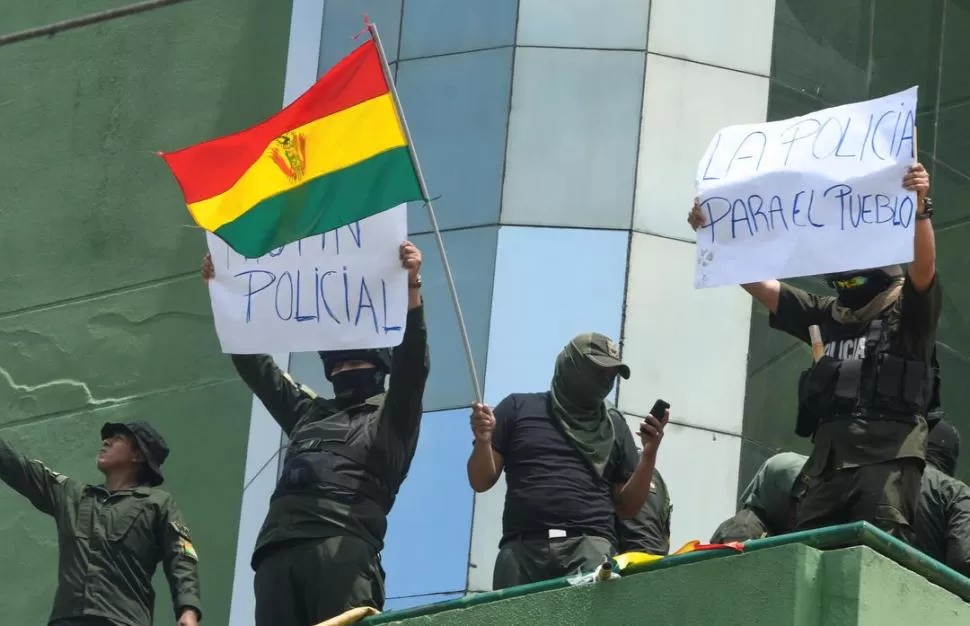 AMOTINADOS. Los policías protestaron en la Casa Grande del Pueblo. 