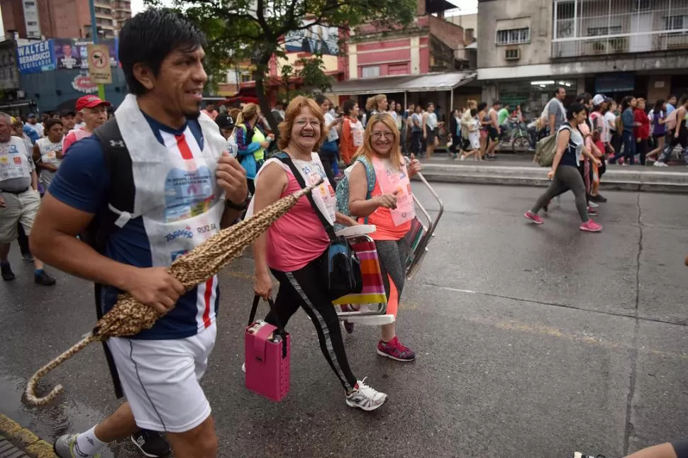 ATRACTIVOS. LA GACETA entregó bolsas ecológicas y ambientó un espacio para descansar. la gaceta / foto de inés quinteros orio