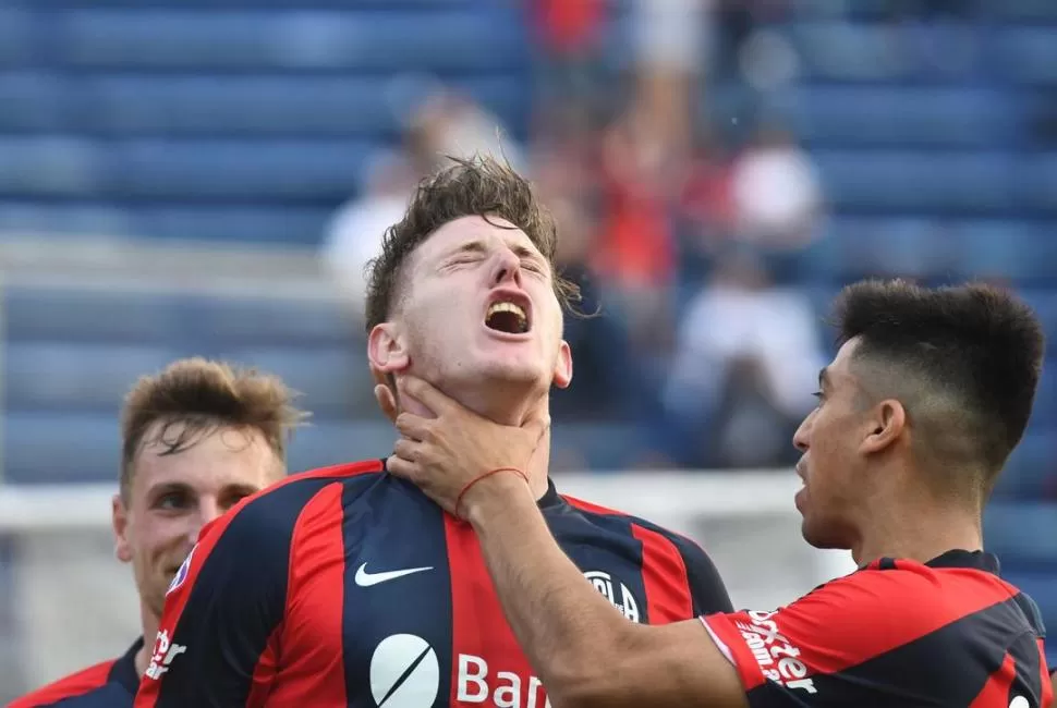 LO GRITÓ CON EL ALMA. Adolfo Gaich festeja el segundo tanto de San Lorenzo, que goleó por 3 a 0 a Argentinos Juniors. télam