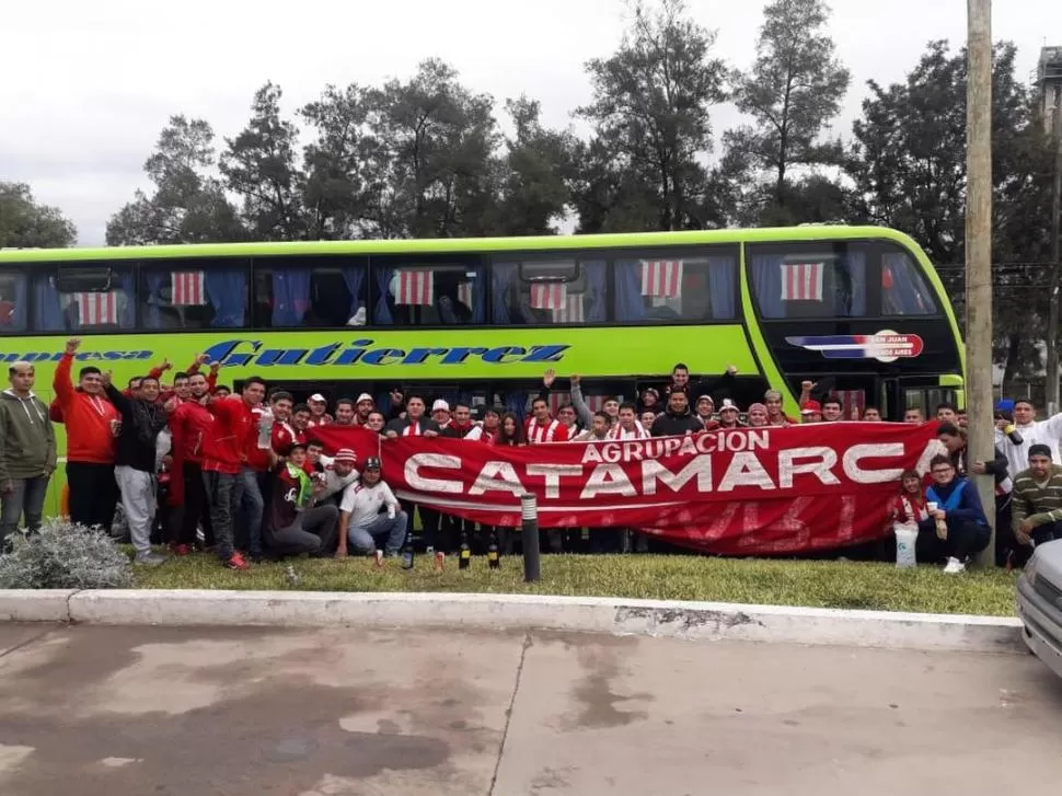 SIEMPRE PRESENTES. La filial de Catamarca no falla nunca;  acompaña a todas partes a San Martín. 