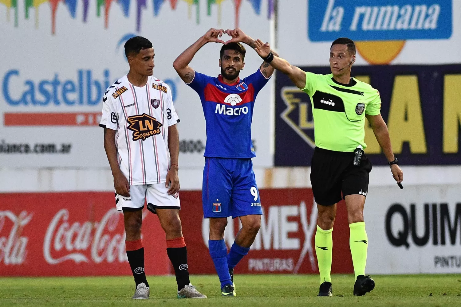 Emanuel Dening estuvo imparable y anotó los tres tantos del Matador de Victoria. (TÉLAM)