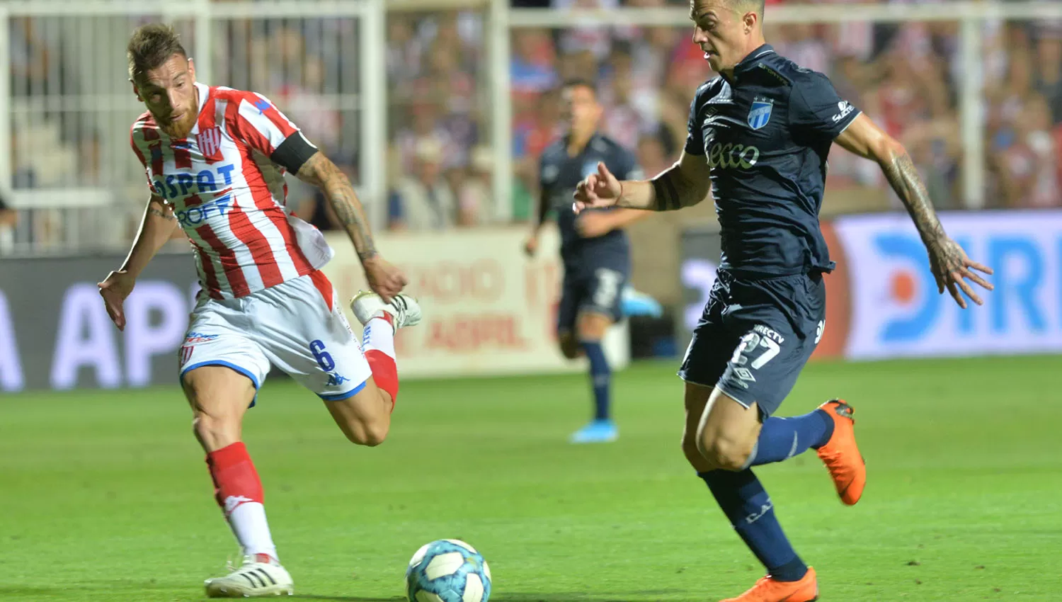 Lotti, en la acción previa al gol frente a Unión, supera a Botinelli. (FOTO DE JAVIER ESCOBAR, ESPECIAL PARA LA GACETA)