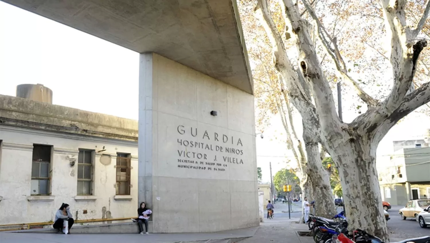 El niño ingresó con un traumatismo encéfalo craneal producido por una pedrada.